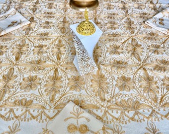 Mantel Aghabani hecho a mano: color beige bordado con seda dorada, incluye 8 servilletas (78 x 56 pulgadas).
