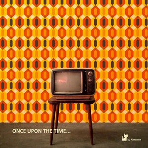 Op de afbeelding: Een vintage televisie met een zwart-wit scherm staat op een houten tafel voor een muur met een geometrisch patroon in tinten oranje, geel en bruin. De tekst "ONCE UPON THE TIME..." is onder de tafel gedrukt.