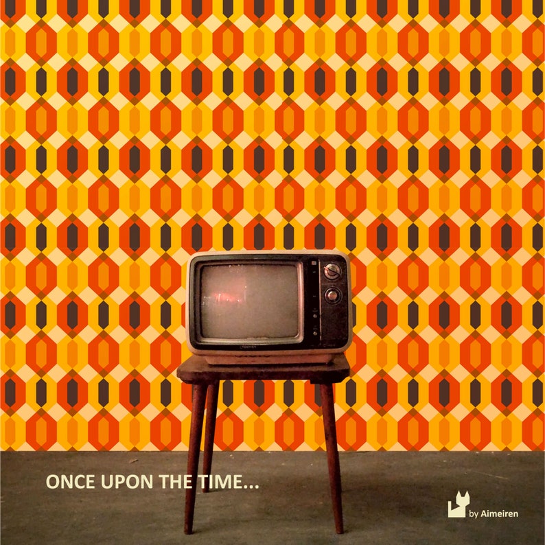 Op de afbeelding: Een vintage televisie met een zwart-wit scherm staat op een houten tafel voor een muur met een geometrisch patroon in tinten oranje, geel en bruin. De tekst "ONCE UPON THE TIME..." is onder de tafel gedrukt.