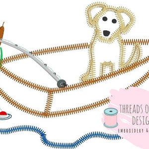 Puede incluir: Dise&ntilde;o bordado de un perro en un bote con una ca&ntilde;a de pescar y un flotador. El dise&ntilde;o est&aacute; rodeado de juncos y agua. El texto "Threads or Tails Designs Embroidery & Applique" est&aacute; en la esquina inferior derecha.