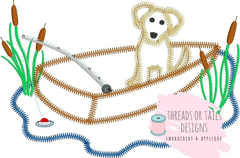 Puede incluir: Dise&ntilde;o bordado de un perro en un bote con una ca&ntilde;a de pescar y un flotador. El dise&ntilde;o est&aacute; rodeado de juncos y agua. El texto "Threads or Tails Designs Embroidery & Applique" est&aacute; en la esquina inferior derecha.