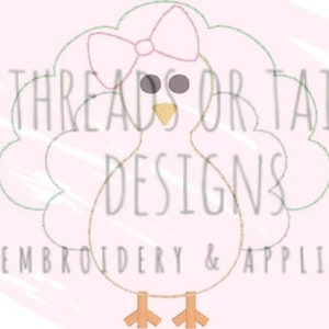 Puede incluir: Dise&ntilde;o bordado con un pavo rosa con un lazo, dos calabazas y el texto "Threads or Tails Designs Bordado & Aplique".