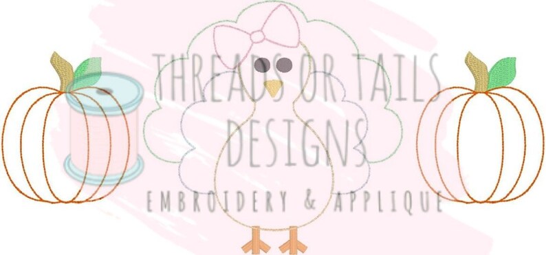 Puede incluir: Dise&ntilde;o bordado con un pavo rosa con un lazo, dos calabazas y el texto "Threads or Tails Designs Bordado & Aplique".