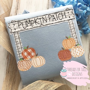 Könnte beinhalten: Ein hellblaues T-Shirt mit einem gestickten Design einer Kürbisfeld-Schilder mit Kürbissen. Das Schild sagt "Pumpkin Patch".
