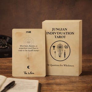 Può includere: Un set di carte dei tarocchi e la sua scatola. La carta presenta il testo "The Moon" e una domanda su come affrontare le paure. La scatola recita "Jungian Individuation Tarot" e "78 Questions for Wholeness" con una grafica circolare.