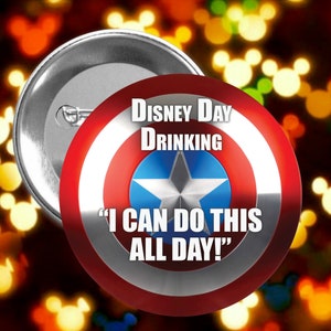Puede incluir: Un botón rojo, blanco y azul con un diseño de escudo de Capitán América. El texto "Disney Day Drinking "I Can Do This All Day!" está impreso en el botón.
