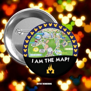 Puede incluir: Un botón negro con una cabeza de Mickey Mouse amarilla y el texto "I AM THE MAP!" El botón presenta un mapa de Epcot, un parque temático de Walt Disney World. El mapa muestra las diferentes atracciones y puntos de referencia del parque. El botón está rodeado por un borde azul y amarillo con cabezas de Mickey Mouse.