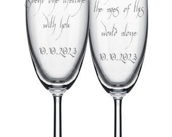 Può includere: Due flute da champagne con testo inciso. La flûte a sinistra recita "Preferirei trascorrere una vita con te" e la flûte a destra recita "piuttosto che affrontare tutte le età di questo mondo da solo". Entrambe le flûte hanno la data "10.10.2023" incisa.