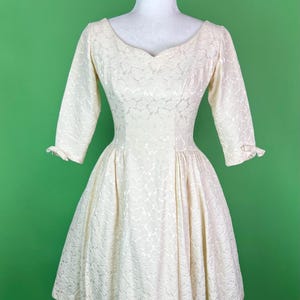 ヴィンテージ エマ ドンブ アイボリー フローラル パーティードレス - サイズ XS/S | 1960年代 ウェディングドレス | ヴィンテージ プロムドレス | ショート アイボリー フローラル ダマスク ジャカード ドレス