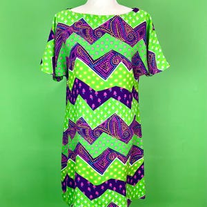 Vestido mini vintage de cachemira con lunares y estampado floral en zigzag verde y morado de los años 60 y 70 (talla M/L) / Vestido recto de rayas contrastantes. Vestido Go Go.