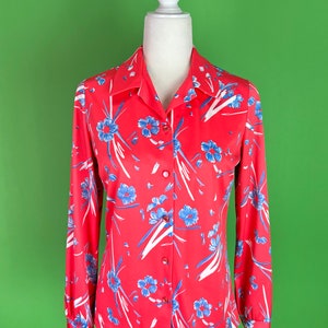 Vintage 70s Coral Floral Button Up Blouse - Size Medium | Vintage Pink Floral Disco Top | 70s Collared Shirt | 70s Secretary Blouse Shirt