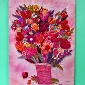 Vintage Fantasievolle Blumen Crewel Stickerei Wandkunst | 70er Jahre Wandbehang | Cottagecore Decor Vintage Boho Eklektische Dekoration