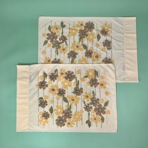 Vintage 70s Yellow Floral Pillowcases - Set of 2 | Vintage Yellow Daisy Pillowcases | Flower Power Pillowcases | Yellow Floral Bedding