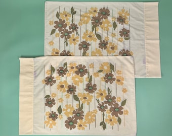 Vintage 70s Yellow Floral Pillowcases - Set of 2 | Vintage Yellow Daisy Pillowcases | Flower Power Pillowcases | Yellow Floral Bedding