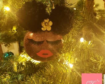 Ornements de Noël décorés à la main (Afro Puffs)