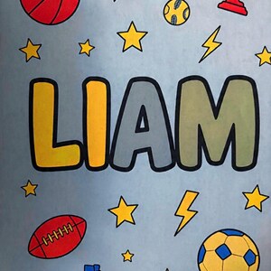 Puede incluir: Un póster azul claro con el nombre LIAM en letras grandes, negritas y delineadas. La L y la I son amarillas, la A es gris y la M es verde oliva. Alrededor del nombre hay ilustraciones de un balón de baloncesto rojo, un trofeo rojo, un balón de fútbol amarillo, un balón de fútbol americano rojo, una zapatilla azul, estrellas amarillas y rayos amarillos.