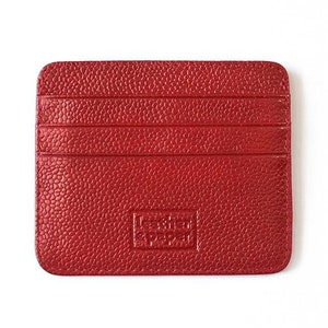 Soporte de tarjeta de cuero rojo. Cartera de camisa de cuero hecha a mano. Titular de tarjeta de crédito delgado. Cartera de tarjeta de viaje de cuero. Portatarjetas. Billetera pequeña.