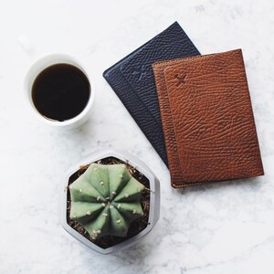 Soporte de pasaporte de cuero / Estuche de pasaporte multicolor / Billetera de viaje hecha a mano / Cubierta de pasaporte de cuero / Bolsa de pasaporte / Elementos esenciales de viaje