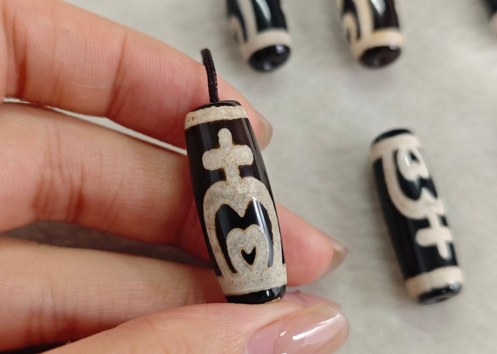 一柱のみ！！】dZi beadsジービーズ 上肯 高級藏伝 仏龍眼梵字天珠 Treasure Vase Dzi Beads , Tibetan Aquarius Dzi Beads, 10 × 30 Mm