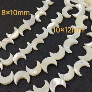 Könnte beinhalten: Eine Strähne aus weißen Perlmutt-Halbmondperlen. Die Perlen sind in zwei Größen, 8x10mm und 10x12mm.