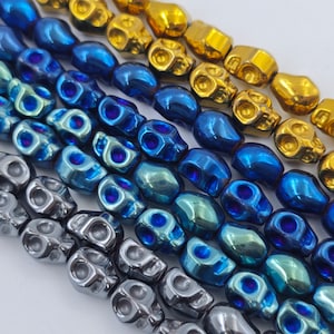 8 × 10 mm Hämatit geschnitzte Schädelperlen, Metallic Gunblack / Blau / Blaugrün / Gold Schädel Hämatitperlen, 15,5 &#39;&#39; pro Stränge, für 1 Stränge, YB767