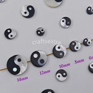 Puede incluir: Una colección de botones redondos de yin yang hechos de material de concha iridiscente. Los botones están dispuestos en varios tamaños, con un alambre dorado ensartando varias piezas. Etiquetas de texto indican tamaños de 6mm, 8mm, 10mm, 12mm y 14mm.