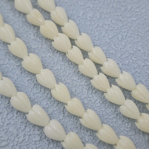 Perline di corallo Pikake in resina bianca da 7 x 9 mm, perline di corallo Jasmine in resina composita, perline di corallo Pikake in polvere hawaiana, 30 pezzi o più, YB1194