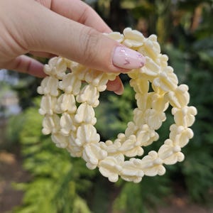 Pua Kalaunu - Hawaiian Crown Flower Bracelet , Coral Resin Ivory Crown Flower Stretchy Bracelet , Pua Kalaunu Bracelet , for 1 pc , YB1040