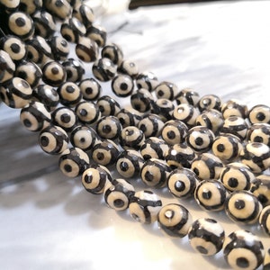 Drei Augen-Dzi-Perlen, tibetischer DZI-Achat facettierte runde Perlen, schwarzer Tibet-runder Augen-Achat, Tibet-Achat, 8 mm 10 mm natürlich schwarz weiß, YB281