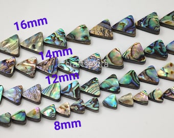 Peut inclure: Une collection de perles triangulaires en coquille d'ormeau disposées en quatre rangées horizontales. Les perles présentent des teintes irisées vertes, bleues et violettes. Des étiquettes indiquent les tailles 16mm, 14mm, 12mm et 8mm.