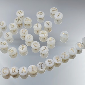 Cuentas de letras blancas y doradas de 6 mm, cuentas del alfabeto de nácar, cuentas con iniciales de la A a la Z para abalorios, espaciador de doble cara, joyería DIY, YB315
