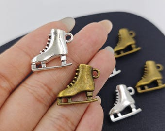 Puede incluir: Un conjunto de seis abalorios de patines de hielo plateados y bronce. Los abalorios son detallados y tienen un aspecto vintage. Son perfectos para añadir un toque de encanto invernal a tus joyas o manualidades.