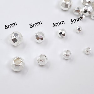 Può includere: Una collezione di perline d'argento sfaccettate di varie dimensioni, da 3 mm a 6 mm. Le dimensioni sono indicate sull'immagine. Ideali per la creazione di gioielli e progetti di artigianato.