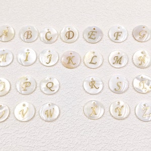 15 mm Weiß & Gold Buchstaben Charms, Süßwasser Shell Alphabet Charms, A-Z Initial Charms für Halskette, Goldene Brief Charms, DIY Schmuck, YB63