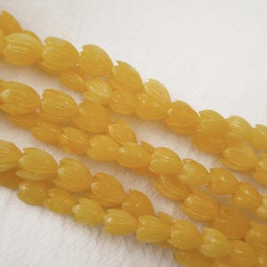 Cuentas de pikake de color amarillo dorado de 8 x 11/10 x 12 mm, cuentas de jazmín de coral de resina compuesta, cuentas de pikake de polvo de coral hawaiano, 30 unidades o más, YB1233