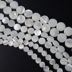 Cuentas redondas de nácar de 6, 8 y 10 mm, forma de moneda, color blanco natural, planas y redondas, 38 cm por tira, YB99