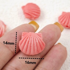 K&ouml;nnte beinhalten: Rosa Plastik-Muschel-Anh&auml;nger, 14 mm breit und 16 mm lang. Diese kleinen Muscheln sind perfekt, um Schmuck, Bastelarbeiten und anderen Projekten einen Hauch von Verspieltheit zu verleihen.