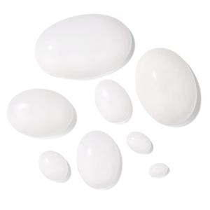 K&ouml;nnte beinhalten: Eine Anordnung wei&szlig;er, oval geformter Tropfen unterschiedlicher Gr&ouml;&szlig;e auf wei&szlig;em Hintergrund. Die Tropfen haben eine gl&auml;nzende Oberfl&auml;che, und ihre Anordnung deutet auf ein Kosmetik- oder Hautpflegeprodukt hin.
