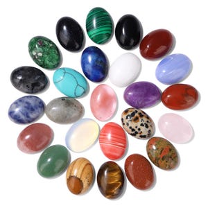 K&ouml;nnte beinhalten: Eine Sammlung von vierundzwanzig ovalf&ouml;rmigen Edelsteinen in verschiedenen Farben und Mustern. Zu den Edelsteinen geh&ouml;ren gr&uuml;ner Malachit, blauer Lapislazuli, rosa Rosenquarz und andere. Die Steine sind kreisf&ouml;rmig auf wei&szlig;em Hintergrund angeordnet.