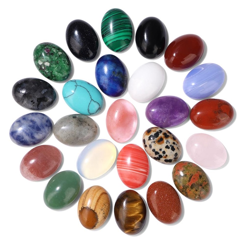 K&ouml;nnte beinhalten: Eine Sammlung von vierundzwanzig ovalf&ouml;rmigen Edelsteinen in verschiedenen Farben und Mustern. Zu den Edelsteinen geh&ouml;ren gr&uuml;ner Malachit, blauer Lapislazuli, rosa Rosenquarz und andere. Die Steine sind kreisf&ouml;rmig auf wei&szlig;em Hintergrund angeordnet.