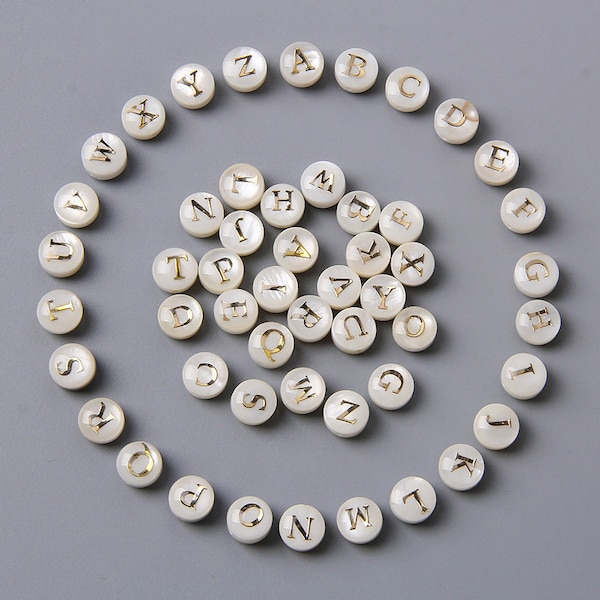 8MM Süßwasser Shell Perlen 26 Buchstabe A ~ Z Charms Anhänger Runde Mit Goldenen Buchstaben Für DIY Ohrring Armband Halskette Schmuck Perlen Großhandel