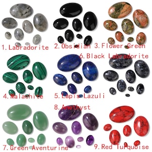 K&ouml;nnte beinhalten: Eine Sammlung polierter Edelsteine in verschiedenen Farben und Gr&ouml;&szlig;en. Das Bild zeigt Labradorit, Obsidian, Flower Green, Malachit, Lapis Lazuli, Black Labradorite, Green Aventurine, Amethyst und Red Turquoise. Jeder Stein ist mit einer Nummer und seinem Namen beschriftet.