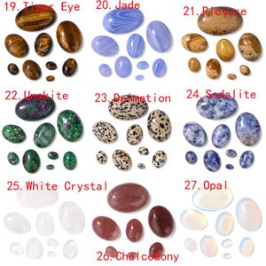 K&ouml;nnte beinhalten: Eine Sammlung polierter Edelsteine, darunter Tigerauge, Jade, Bildstein, Unakit, Dalmatinerstein, Sodalith, Wei&szlig;er Kristall, Chalcedon und Opal. Die Steine variieren in Gr&ouml;&szlig;e und Farbe, mit sichtbaren Texturen und Mustern.