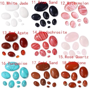 K&ouml;nnte beinhalten: Eine Sammlung polierter Edelsteine in verschiedenen Farben und Gr&ouml;&szlig;en. Das Bild zeigt wei&szlig;en Jade, blauen Sand, Wassermelone, roten Achat, Rhodochrosit, Rosenquarz, T&uuml;rkis, Goldsand und Redstone. Jeder Stein ist mit einer Nummer und einem Namen beschriftet.