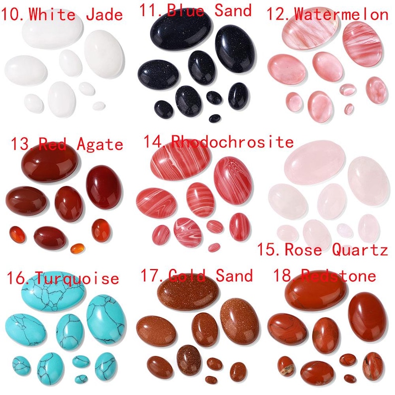 K&ouml;nnte beinhalten: Eine Sammlung polierter Edelsteine in verschiedenen Farben und Gr&ouml;&szlig;en. Das Bild zeigt wei&szlig;en Jade, blauen Sand, Wassermelone, roten Achat, Rhodochrosit, Rosenquarz, T&uuml;rkis, Goldsand und Redstone. Jeder Stein ist mit einer Nummer und einem Namen beschriftet.