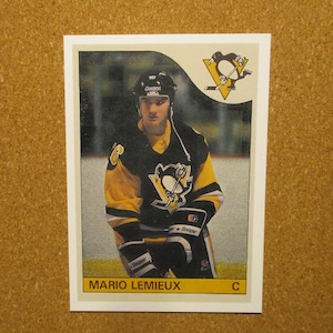 Hockey O-Pee-Chee #9 1985/86 Mario Lemieux {} Penguins de Pittsburgh (RC) Erreur à la frontière (RP)
