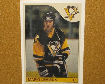 1985/86 O-Pee-Chee Hockey #9 Mario Lemieux {} Pittsburgh Penguins (RC) Border Error (RP)