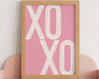 XOXO Print: Jasnoróżowy plakat retro graffiti, żywa grafika ścienna z cytatem (do pobrania w wersji cyfrowej)