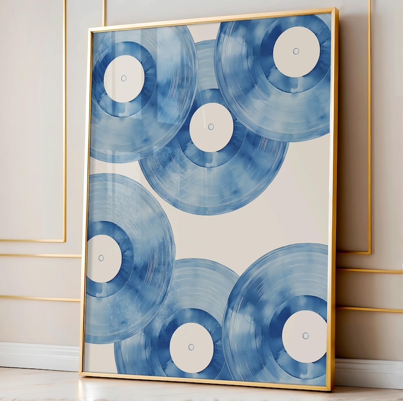 Puede incluir: Arte de pared abstracto con una pintura de acuarela de discos de vinilo azules sobre un fondo blanco. Los discos est&aacute;n superpuestos, creando una sensaci&oacute;n de profundidad y movimiento.