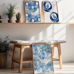 Puede incluir: Tres impresiones de acuarela enmarcadas con un esquema de color azul y blanco. Las impresiones presentan una bola de billar azul n&uacute;mero ocho, una bola de billar azul n&uacute;mero ocho con el texto "lucky me" y un patr&oacute;n de c&iacute;rculos azules superpuestos.